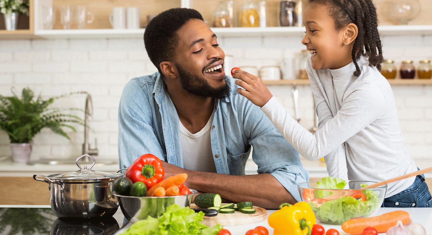 Vitamin-C Vater und Tochter beim Kochen