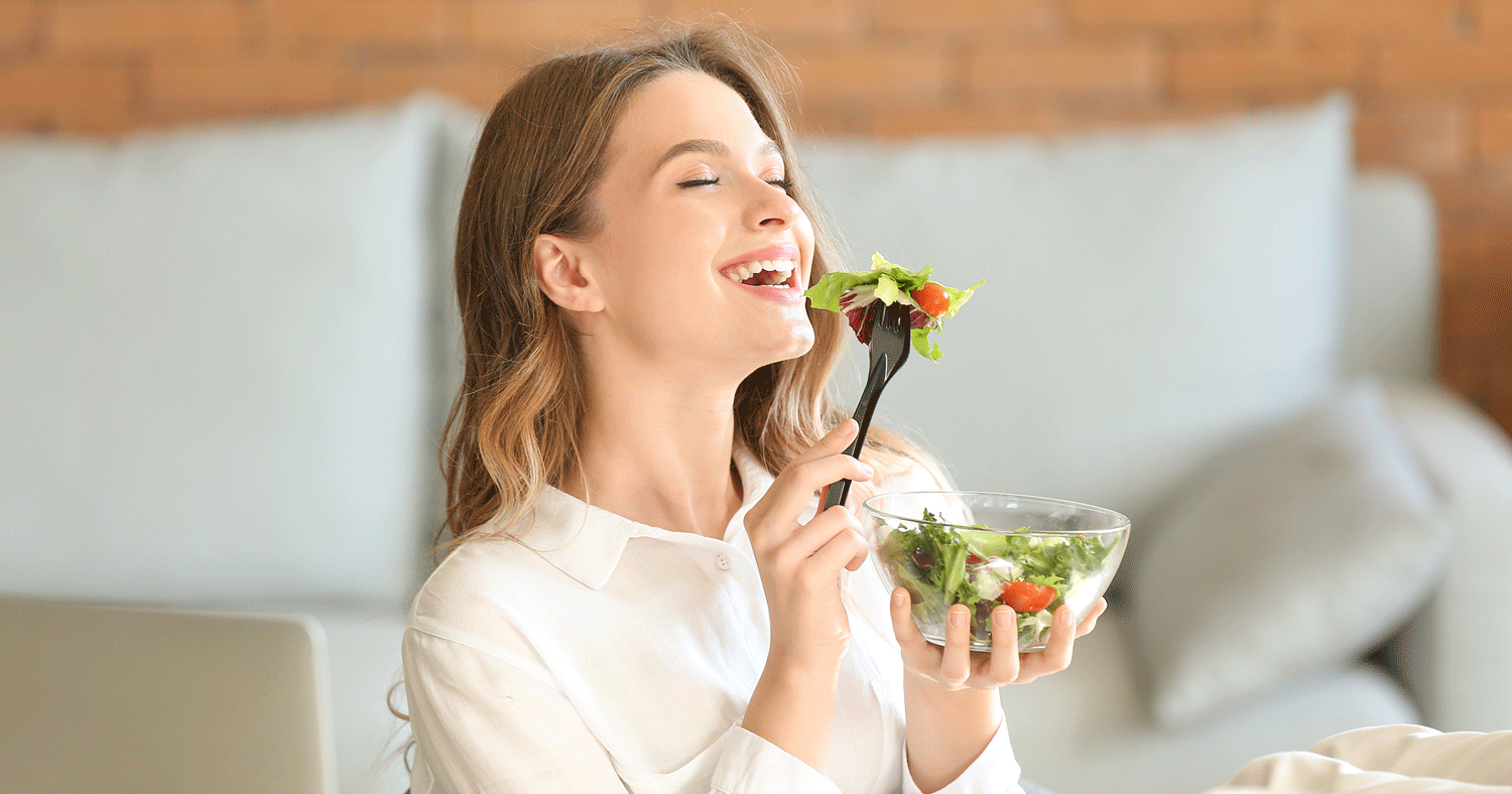 Folsäure Junge Frau isst einen frischen Salat