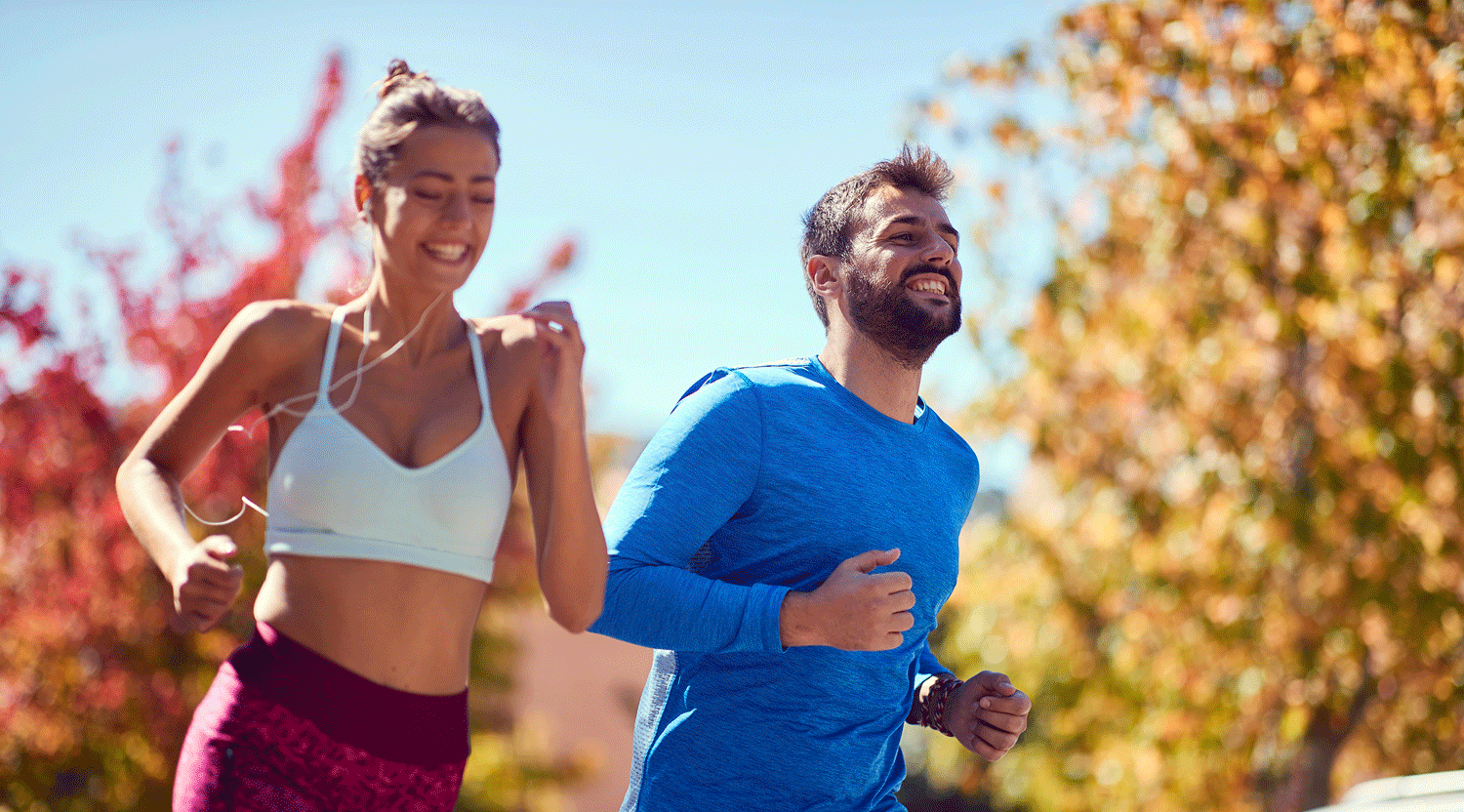 Zinkmangel Junger Mann und Junge Frau joggen in der Natur